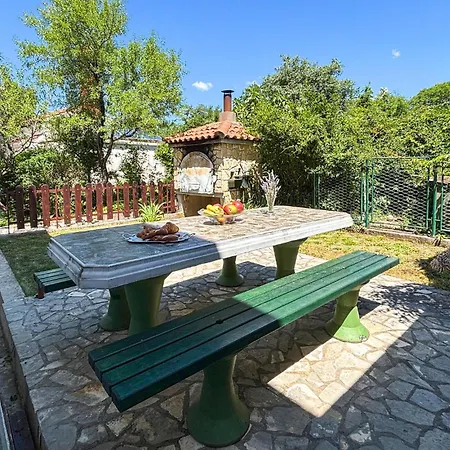 Apartman 3 Bedroom Awesome In Novi Vinodolski